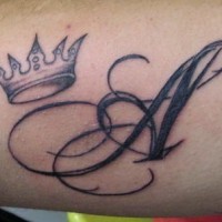 Kalligraphisches Tattoo mit Krone und Buchstabe 