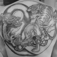 Le tatouage de la lutte épique de tigre avec un dragon en noir