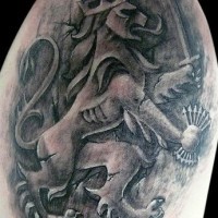 Heraldischer Löwe Tattoo im Schwarz