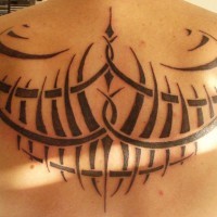 Le tatouage d'entrelacs tribal sur le dos