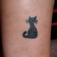 Kleine schwarze Katze Tattoo
