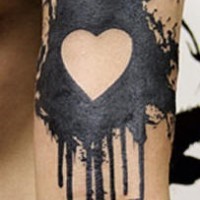 spruzzo nero con cuore bianco tatuaggio