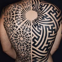 Le tatouage de tout le dos avec un labyrinthe d'entrelacs