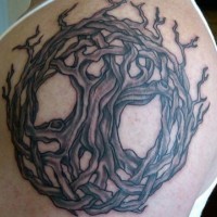 Nordischer Weltenbaum Tattoo im Schwarz