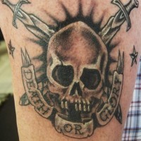 cranio morto glorioso con spade tatuaggio