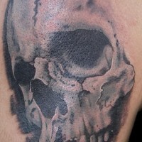 Realistischer alter Schädel in schwarzer Tinte Tattoo