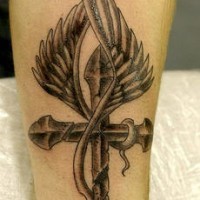Schwarzes Tattoo mit detaillierten geflügelten Kreuz