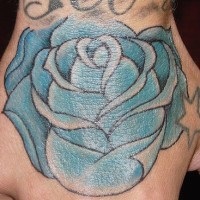 Tatuaje en la mano, rosa hermosa de color azul