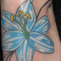 Tatuaje en pie de lirio color azul claro
