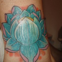 el tatuaje de una flor de loto de color azul marino