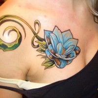 el tatuaje de una flor de loto azul con entrelazado verde hecho en el hombro y pecho
