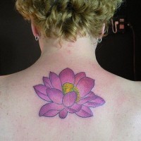 el tatuaje tierno de una flor de loto de color morado hecho en la espalda