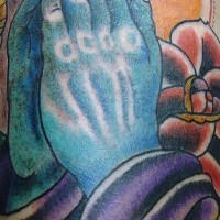 Blaue betende Hände und Rose Tattoo