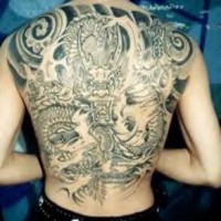 drago nero su cielo tatuaggio pieno di schiena