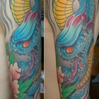 Tatuaggio grande sul braccio il serpente azzurro giallo
