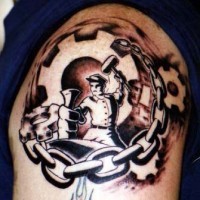 el tatuaje de un trabajador dentro de un circulo de cadena hecho en brazo