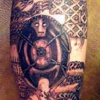 el tatuaje tribal muy detallado con dragones u otros detalles hecho con tinta negra