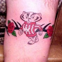 el tatuaje de un mapache humanizado en un brazalete de rosas