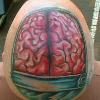 Tatuaggio terrificante sulla testa il cervello nella capsula