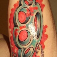 el tatuaje de un duster para la mano con dientes en la sangre