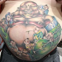 Tatuaje en vientre con buddha alegre y muchos niños alrededor