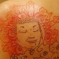 Le tatouage incomplet de Bouddha heureux