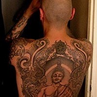 Un moine priant avec le tatouage   bouddhiste de tout le dos