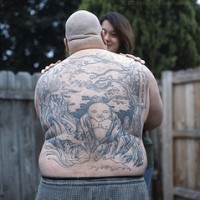 Le tatouage de tout le dos avec un paysage avec Bouddha