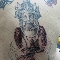Le tatouage incomplet de statue bouddhiste