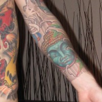 pianto budda blu tatuaggio colorato sul braccio
