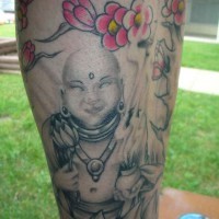 Le tatouage de Bouddha content sur le mollet