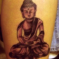 Le tatouage de petit Bouddha en méditation