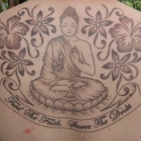 Le tatouage de tout le dos avec Bouddha et des fleurs