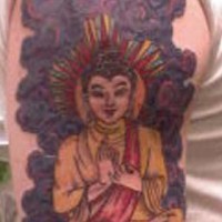 budda medita in nebbia viola tatuaggio