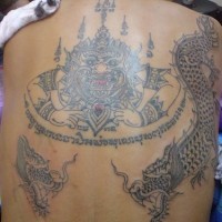 Le tatouage incomplet d'esprits et des dragons bouddhistes
