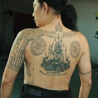 origginale buddista su tutta schiena tatuaggio