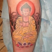 Le tatouage de Bouddha en méditation dans la forêt