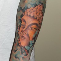 Le tatouage de bras avec le visage de Bouddha en pierre en couleur