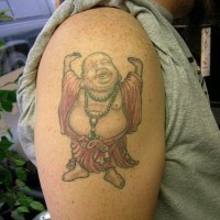 budda sorridente in rosso tatuaggio sulla spalla