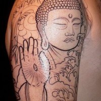 Le tatouage incomplet d'une statue de Bouddha sur l'épaule