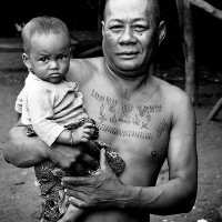 Un bouddhiste avec le tatouage de  poitrine
