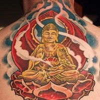 Goldener meditierender Buddha am Rücken