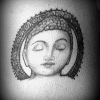 Le tatouage de la tête de Bouddha apaisée