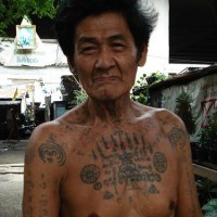 Un Tibétain originaire avec le tatouage d'un mantra