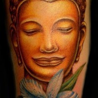 buddha golden tranquilla con fiore tatuaggio