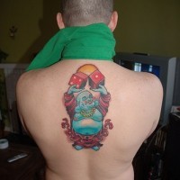Le tatouage de Bouddha bleu avec les dés levés sur le dos