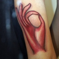 Le tatouage de main de moine à l'encre rouge