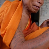 Un moine bouddhiste avec le tatouage de mantra
