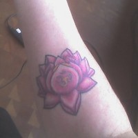 Le tatouage de lotus bouddhiste pourpre