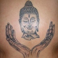 Friedlicher Buddha in Händen schwarze Tinte Tattoo